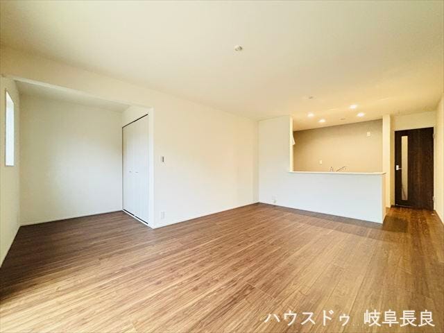 角地ならではの立地を活かし、多方向からの採光を確保。明るく開放感のある住空間で、心地よい毎日を送れます。