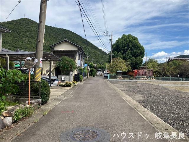 【北側前面道路東向き】
北側幅員約4.4mの道路に約10.10m、南側幅員約6.0mの道路に約9.96m接道しています。