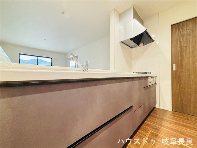 【北側前面道路西向き】
お子様と手を繋いで歩いている横を車が通り抜けれる道幅となっています。安心してお子様と一緒にお出掛けする事が出来ます。