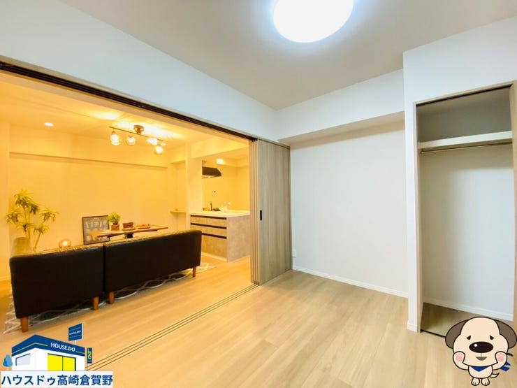 リビング横の洋室♪引き戸なので開けたままだと続き間になります♪※家具やアメニティはイメージです。