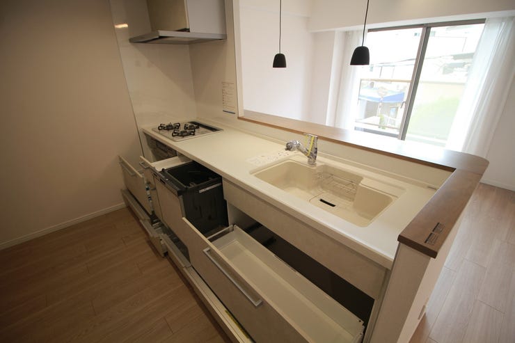 【カウンターキッチン】リビングを見渡せるのでホームパーティーでも料理をしながらゲストと一緒に楽しい時間を過ごせそう。