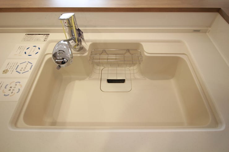 スポンジや食器用洗剤が置ける小物置き付のシンクでスッキリ快適。