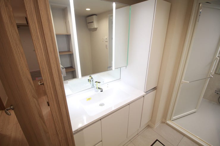 【洗面台】十分な大きさの洗面台は、身だしなみチェックや歯磨きなど、朝の慌ただしい時間でも余裕とゆとりが生まれます。