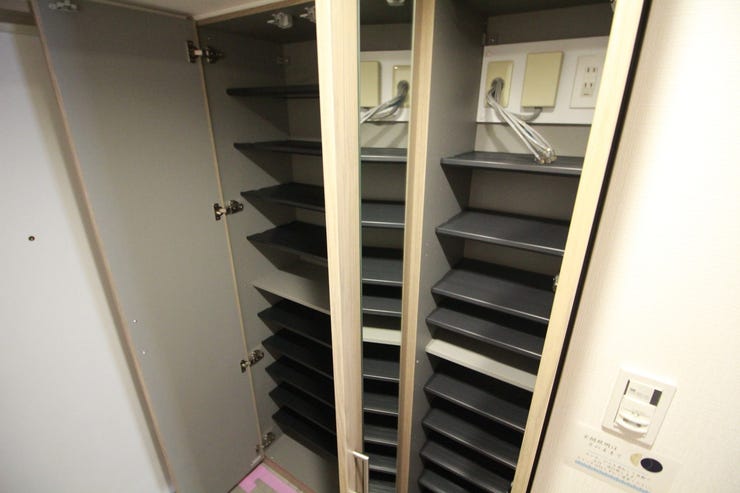 【シューズボックス】大型のシューズボックスには靴はもちろん、ハンカチや手袋、印鑑や朱肉なども収納可能です。