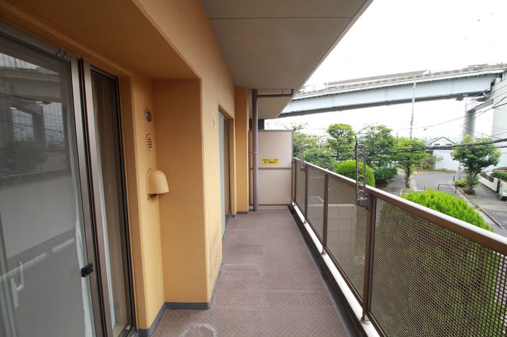 暖かい陽ざしが差込むバルコニーは、晴れた日には、洗濯物が良く乾きます。また、風通しも良好です。