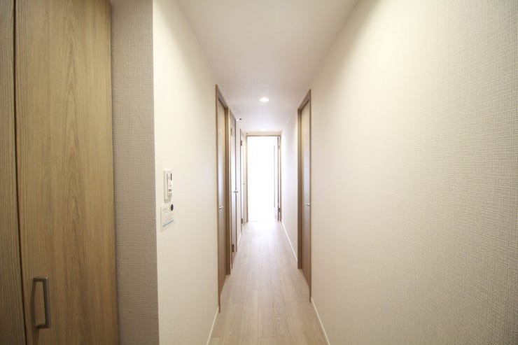 ゆったりとした玄関は、「ただいま」「おかえり」が自然とこぼれるような空間です。