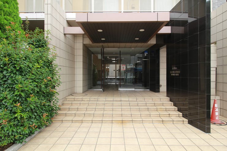 エントランスへと導いてくれるアプローチ。きっとその先にも素敵な空間が広がっているんだろうなと期待が膨らみます。