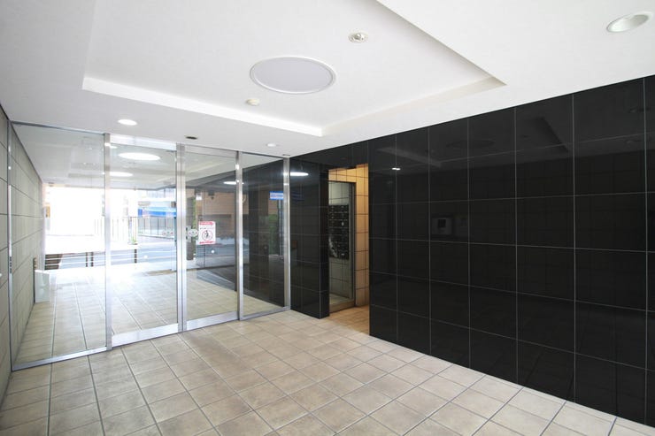 外と内をつなぐエントランスは、まさに顔となる場所。格調高い雰囲気を漂わせて上質な空間を作り出します。