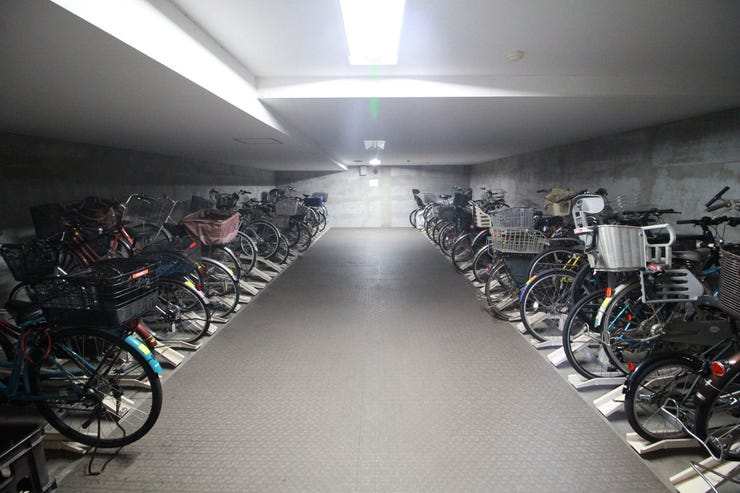 【駐輪場】広さがしっかり確保された、敷地内駐輪場。屋根付きで雨や風から守ってくれます。