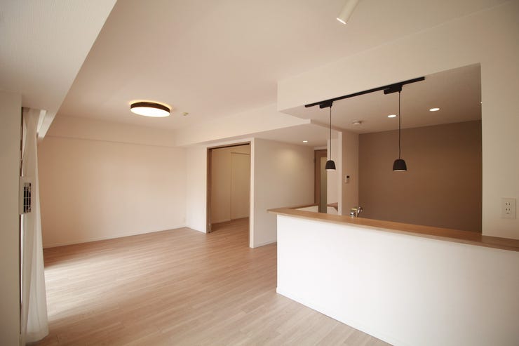 生活の中心となる洋室は、木目調のクロスに囲まれた落ち着いた雰囲気の住空間です。