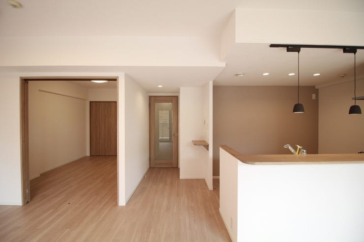 柔らかな色合いのフローリングと清潔感の溢れるクロスが明るい空間を創り出しているリビングダイニング。