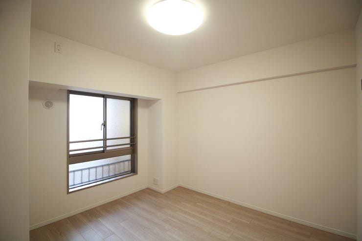 シンプルにデザインされた室内。家具やレイアウトでお好みの空間に。