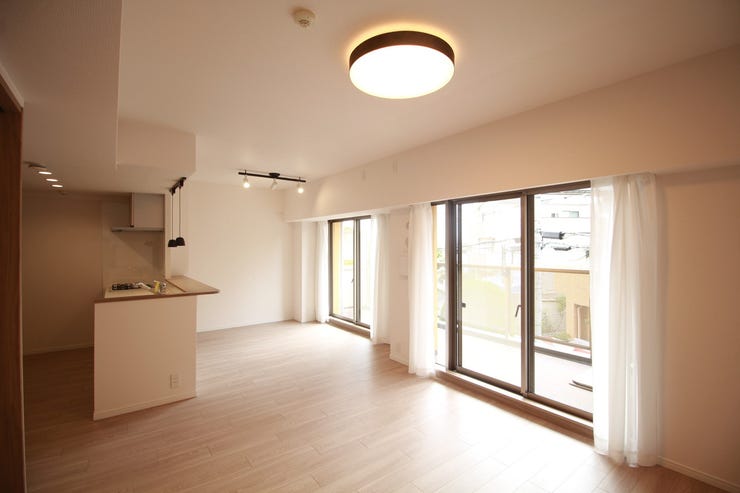 食事時にはいい香りに包まれる一体感のあるリビングで、何気ない会話を楽しみながら心からのんびりと寛げる優しい空間です。