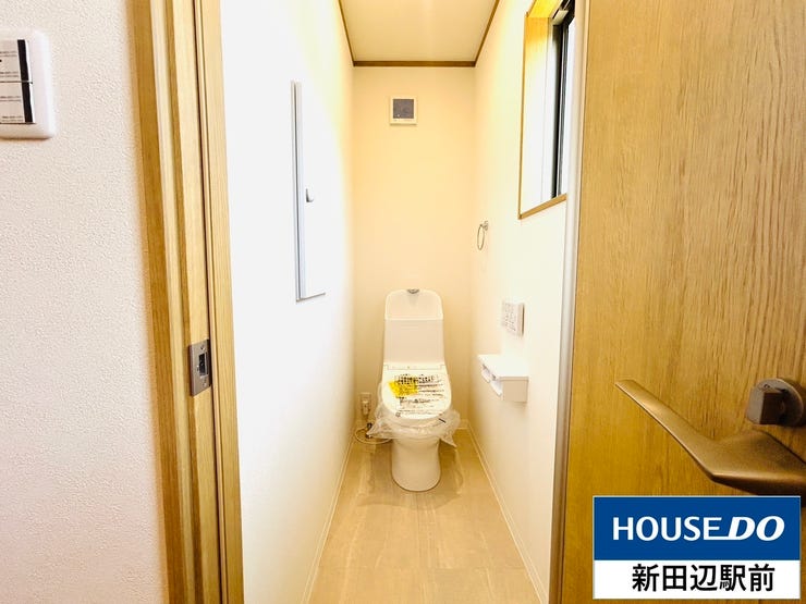 トイレットペーパーのストックに便利な収納付きのトイレです。
窓付で明るいトイレです。