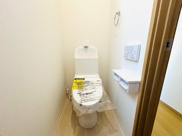 2Fのトイレも足元の広い、明るいトイレです。1階に下りずに
行けるのがいいですね。