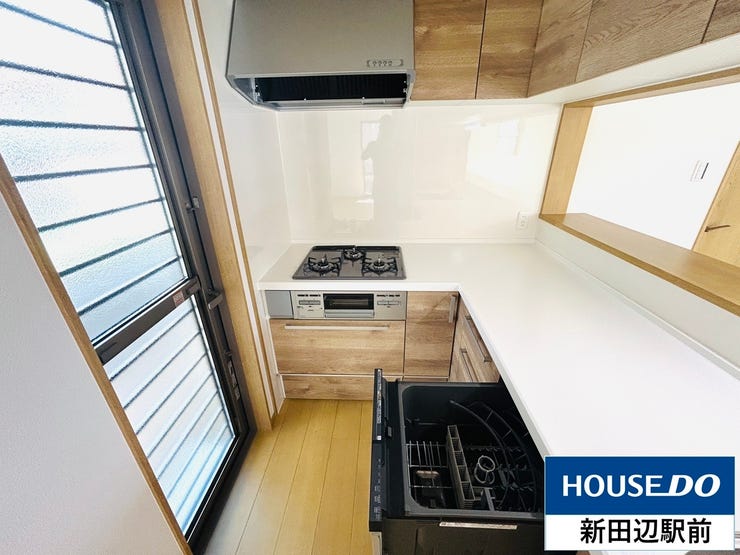 コンロは3口ガスコンロですがお手入れが楽な設計です。
食洗機付で家事も楽々です。