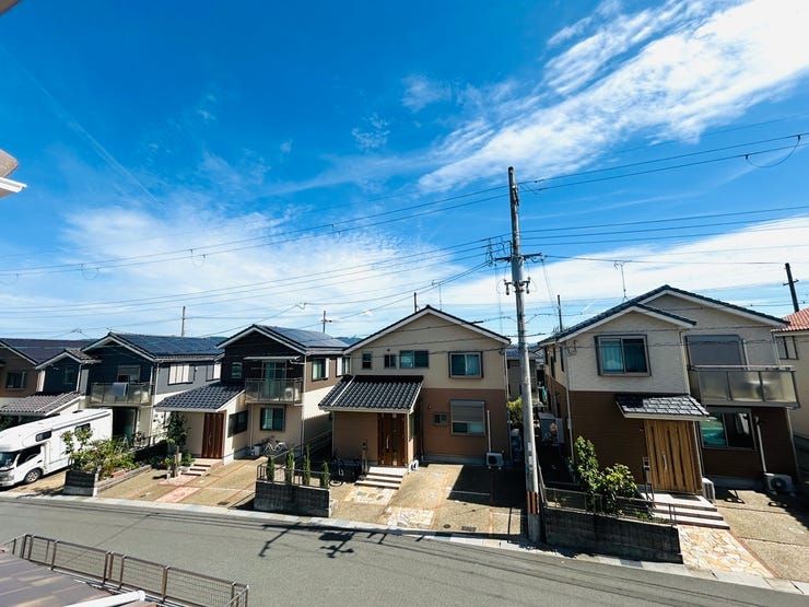 閑静な住宅街の落ち着いた眺めです。