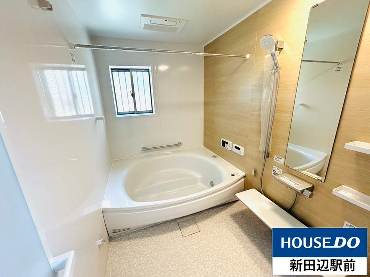 浴室はゆったり入浴できるサイズです。お子様と一緒に入浴しても余裕がありますね。