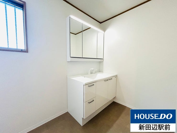 三面裏収納のついた洗面所。化粧品やスタイリング剤・ドライヤー・ブラシなどの小物までが収納できます。台にも収納があるのでストック類なども片付けられます。