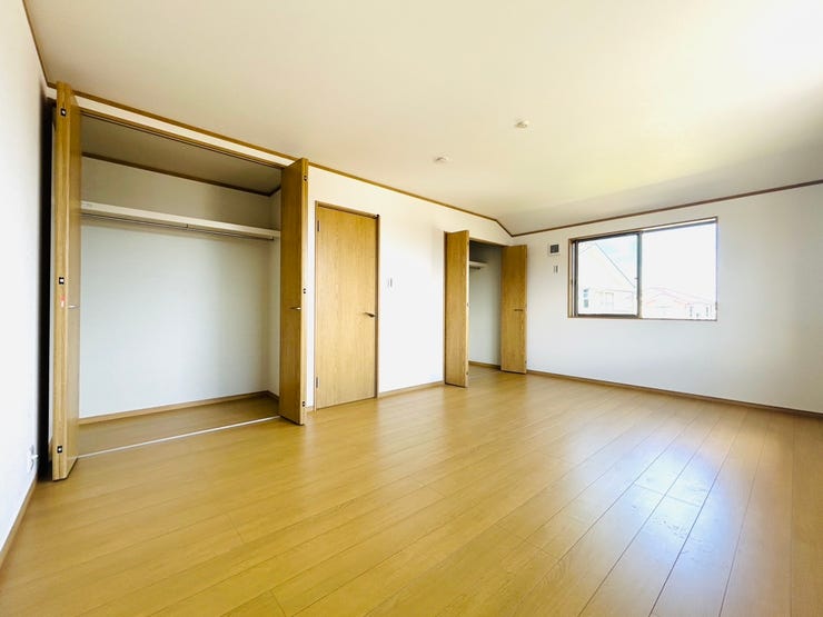 10帖洋室は2面採光kの南向きです。大きなクローゼットが2つ付いているのですっきりと空間を使えます。窓が沢山あるので採光・風通しも良好です。