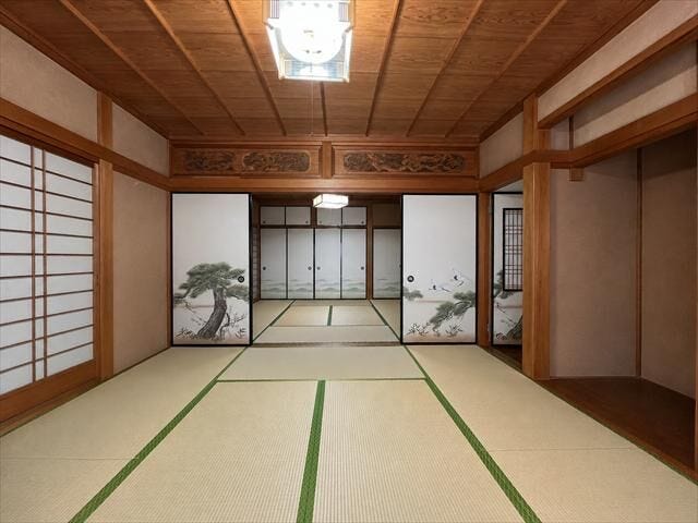 1階8畳:二間続きの和室となっています。来客時には客間や宴会に、普段は個別の部屋として使えます◎
※実際の写真から家具消しの加工行っております。