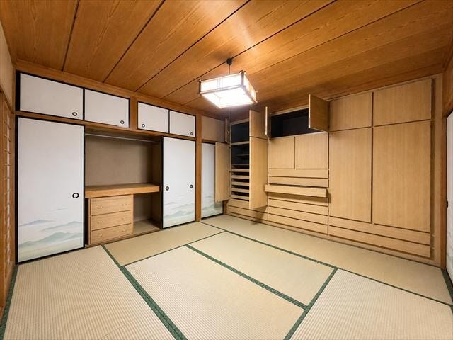 1階8畳中央:趣ある和の空間と豊富な収納を兼ね備えた落ち着きの和室