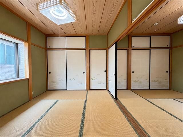 2階:間仕切りを取り外すことで用途に応じて部屋の大きさを変えられる二間続きの和室。多目的にお使い頂けます。