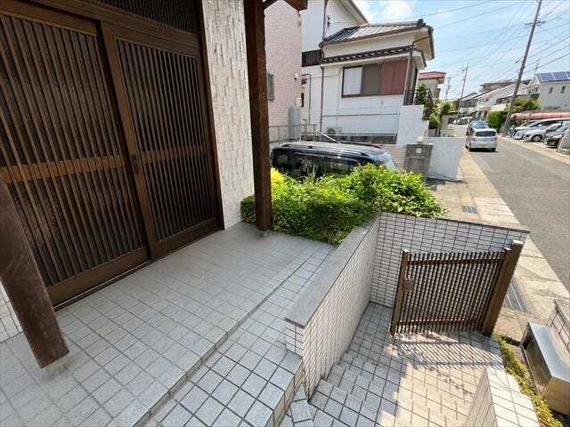 門扉が付いています。目隠し効果や防犯機能があり、ペットやお子様の安全を守ることに◎