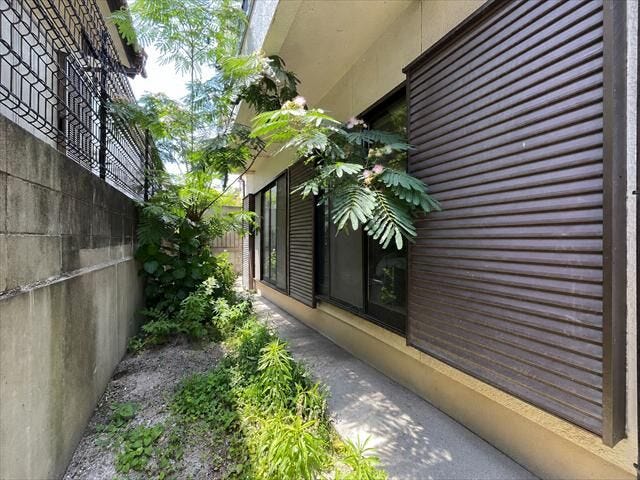 ガーデニングや家庭菜園を楽しめるお庭付き。外からの視線が気になりにくい住まいです。