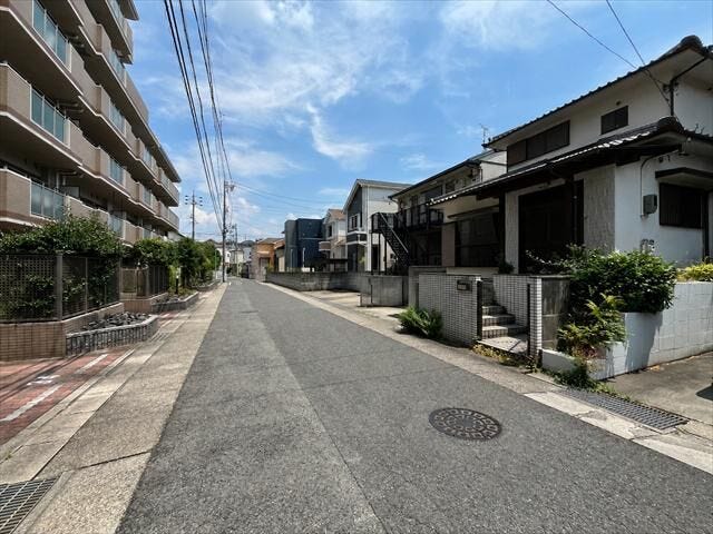 幅員約6mの前面道路です。道路幅が広いので、向かいの住宅とも距離があるため日当たりも確保しやすいです。