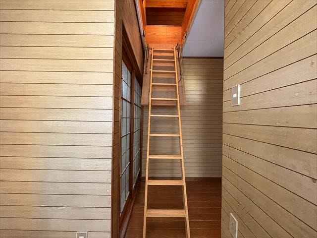 ◆折りたたみ式階段◆天井から引き降ろすタイプの折りたたみ式の階段があります。屋根裏収納に繋がります