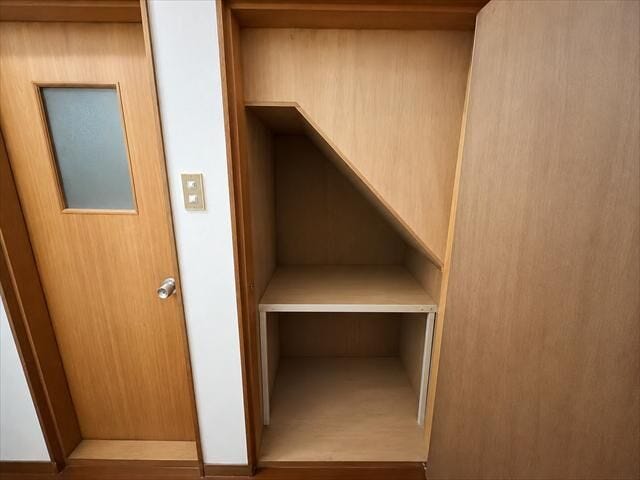 ◆廊下収納◆デッドスペースを見逃しません。階段下も有効に活用します♪