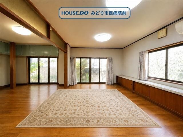 大開口サッシからたっぷりの陽光が差し込む開放的なLDK。広々とした空間でご家族皆様がゆったりとお過ごしいただけます。
※実際の写真から家具消しの加工行っております。