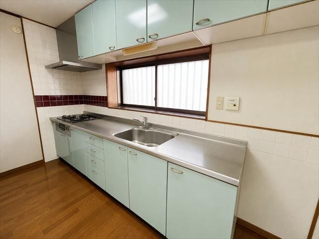キッチンの窓をはじめ、開口部の多いお部屋です。採光・通風良好です!
※実際の写真から家具消しの加工行っております。