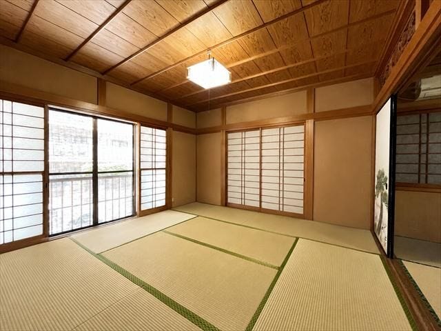1階8畳北側:客間としても、普段使いの部屋としてもお使いいただける便利な和室です!
※実際の写真から家具消しの加工行っております。