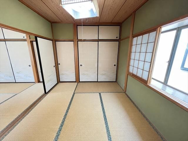 2階6畳南東側:障子越しの柔らかな光が心地よい和室です。出窓には小物など置くことができますね♪