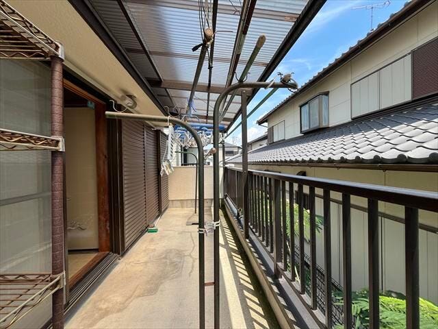 南バルコニーで毎日のお洗濯も楽々快適。屋根が付いていますので、雨でも洗濯物が濡れにくいです◎