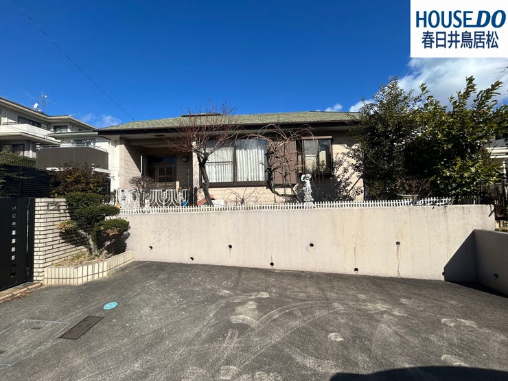 【外観】
◇外観写真◇
岩成台西小・岩成台中まで徒歩約6分です♪敷地面積広々約79坪、中庭付き、ゆとりある間取り5DK中古物件です♪1部屋の広さが6帖以上ありますので、家具を置いても圧迫感はありません♪