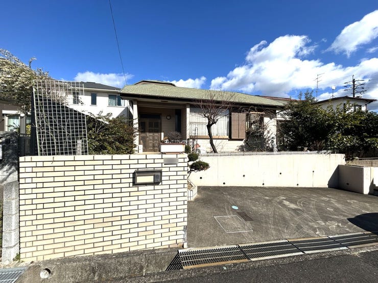 ◇外観写真◇
南側に面したゆとりある中庭があります。お子様の遊び場として、BBQや家庭菜園などもお楽しみいただけます。イスやテーブルを置いてカフェスペースにしてもいいですね。