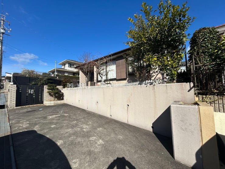 ◇駐車場◇
2台駐車可能なスペースです。ご夫婦でお車をお持ちの方も安心です。駐車スペースにはお車だけでなく、自転車やバイクなども置いていただけます。