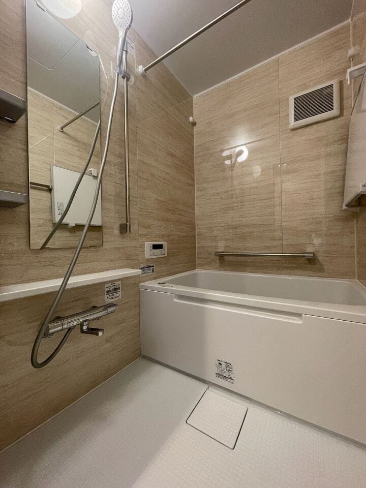 ナチュラルな木目柄のアクセントパネルをあしらったバスルームは、視覚的にも温かさを感じ、よりくつろげるお風呂時間をもたらしてくれます