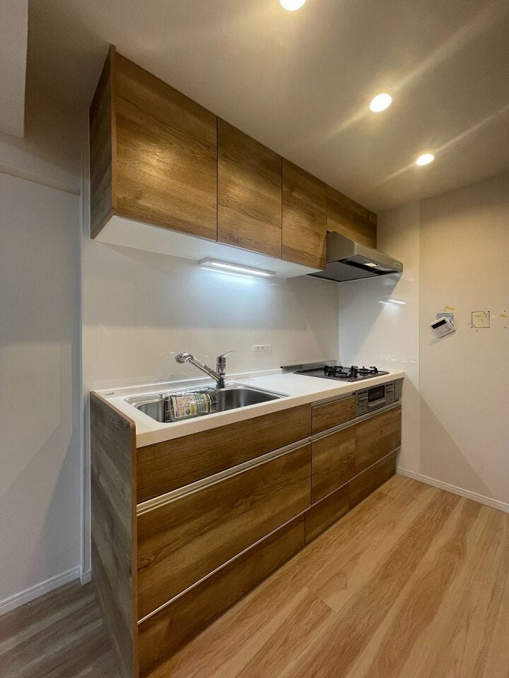 リビングのスペースを広く取れる壁付けキッチン。家事の動線を考えるとキッチンのすぐ横にダイニングテーブルを配置することで配膳もスムーズ