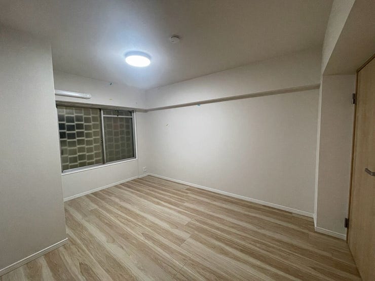 白を基調としたシンプルな空間に美しい木目のフローリングが映えます