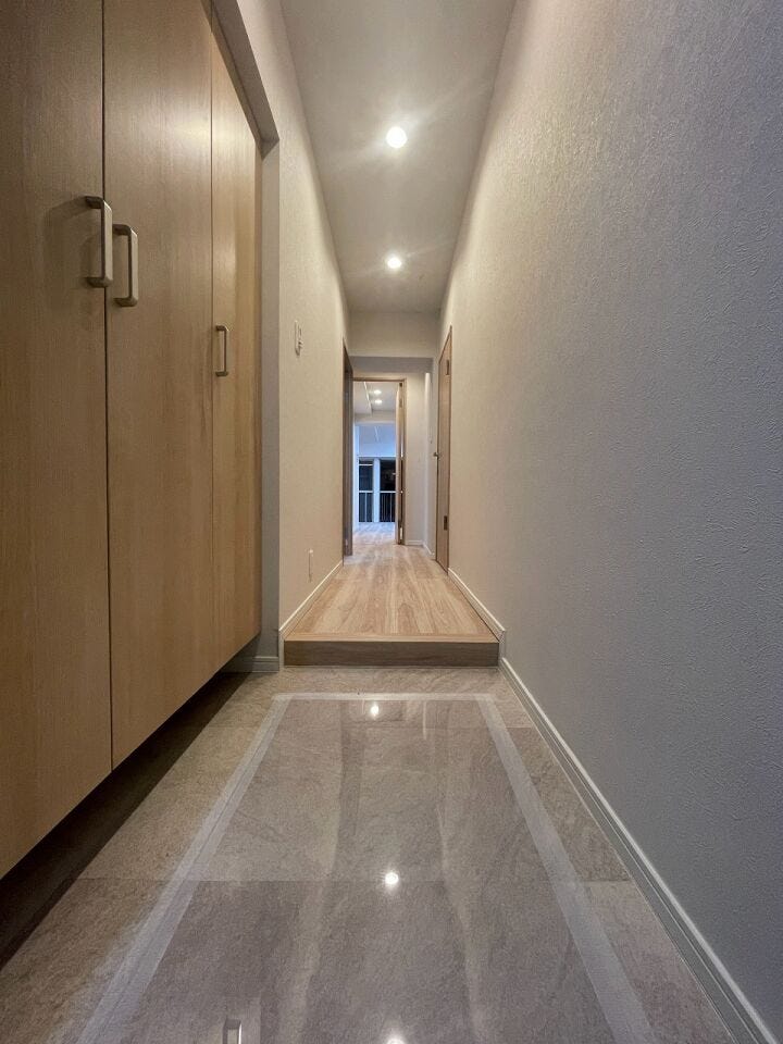 白基調の明るくナチュラルな玄関