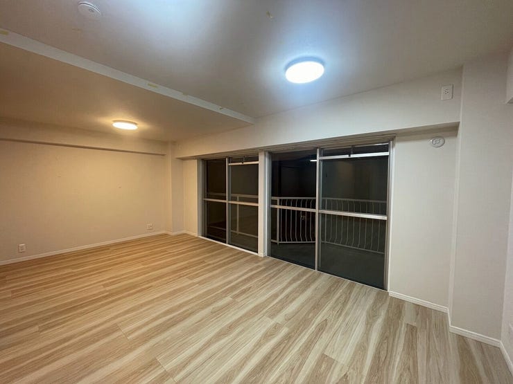 自然光で満たされる明るく開放感溢れるリビング