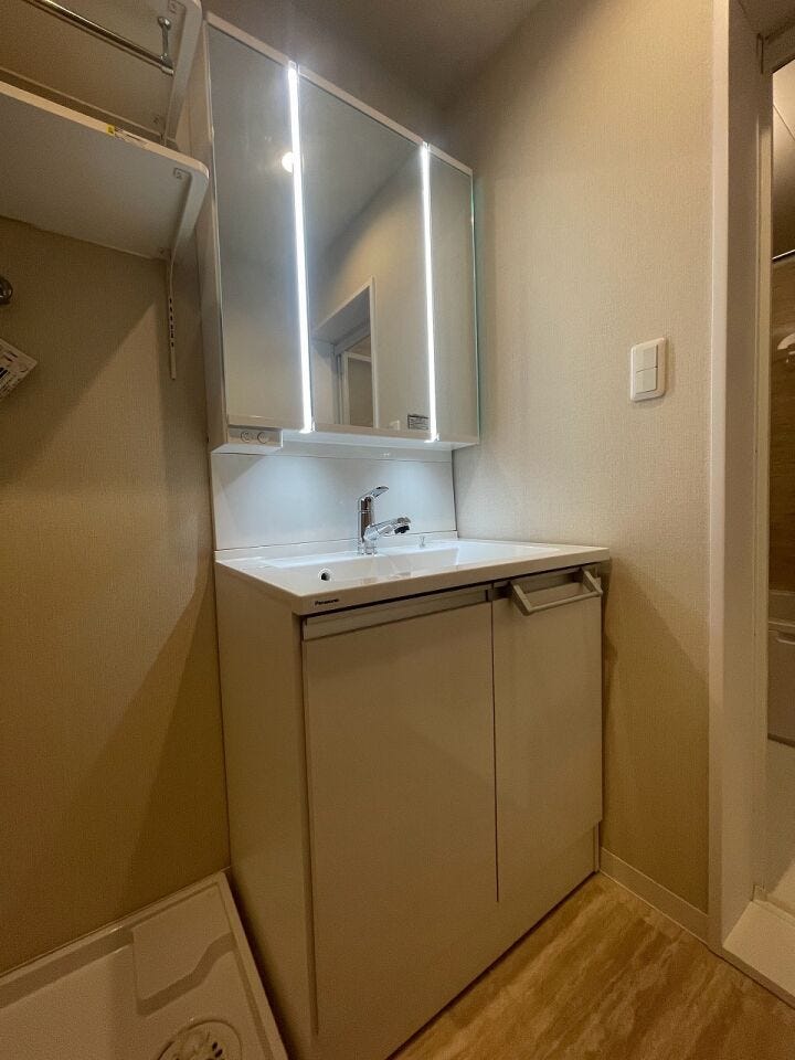 洗面台には三面鏡を採用。身だしなみを整えやすい事はもちろんですが、鏡の後ろに収納スペースを設ける事により、散らかりやすい洗面スペースをすっきりさせる事が出来ます!