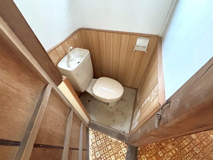 ◆木の腰壁と明るい内装が調和し、落ち着いた雰囲気を演出するトイレ。シンプルで無駄のない白を基調としています。