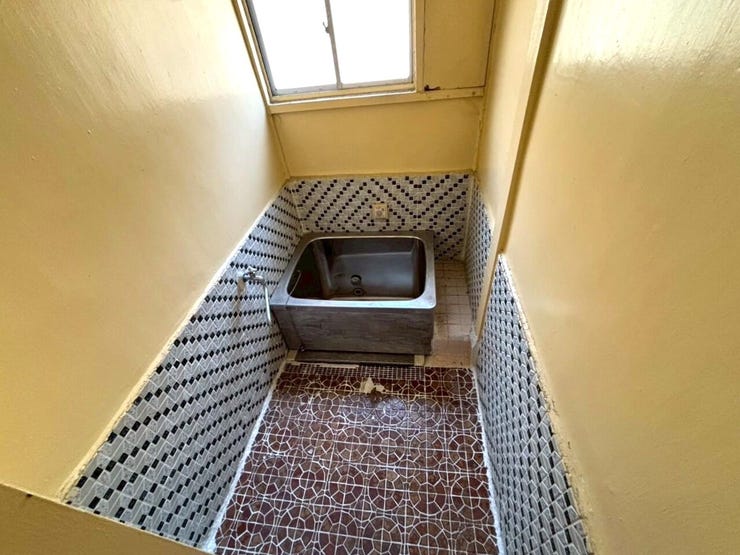 ◆黄色の壁が印象的なお風呂場は、温かみを感じさせる魅力的な空間です。浴室には窓があり、換気の面でも安心です。コンパクトながらも快適な空間♪