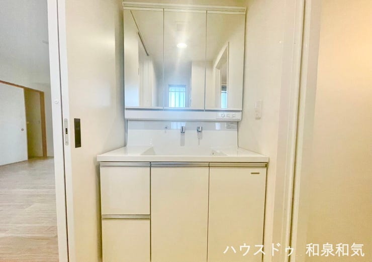 朝の身支度も快適に。明るい洗面所