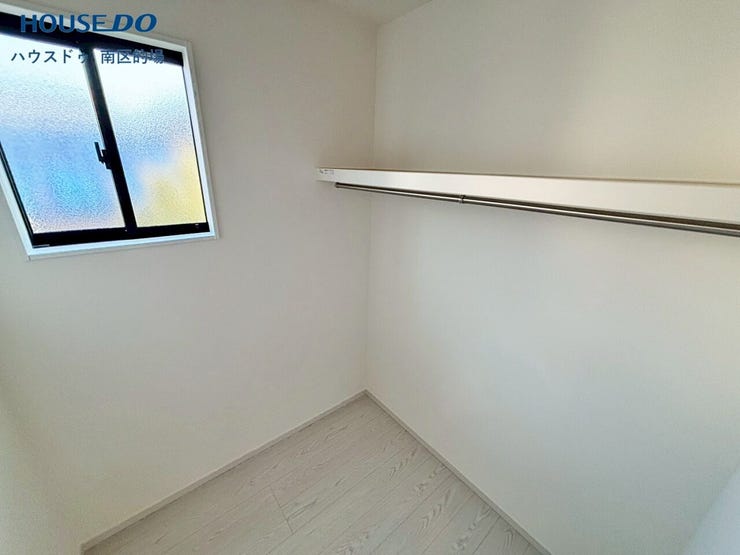 たっぷり収納できるファミリークローク。お子様が小さい間は家族全員の洋服を1カ所に収納できると、お着替えも同時に行えるので助かります。